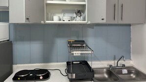 Réfrigérateur, micro-ondes, bouilloire électrique
