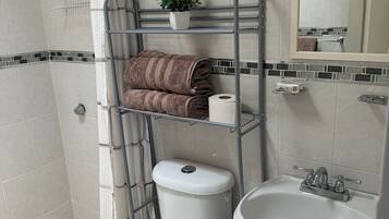 Toalhas de banho, sabonete, papel higiênico