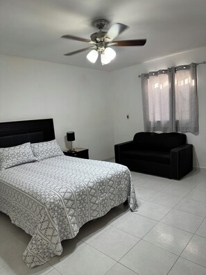 1 chambre, bureau, fer et planche à repasser, Wi-Fi gratuit