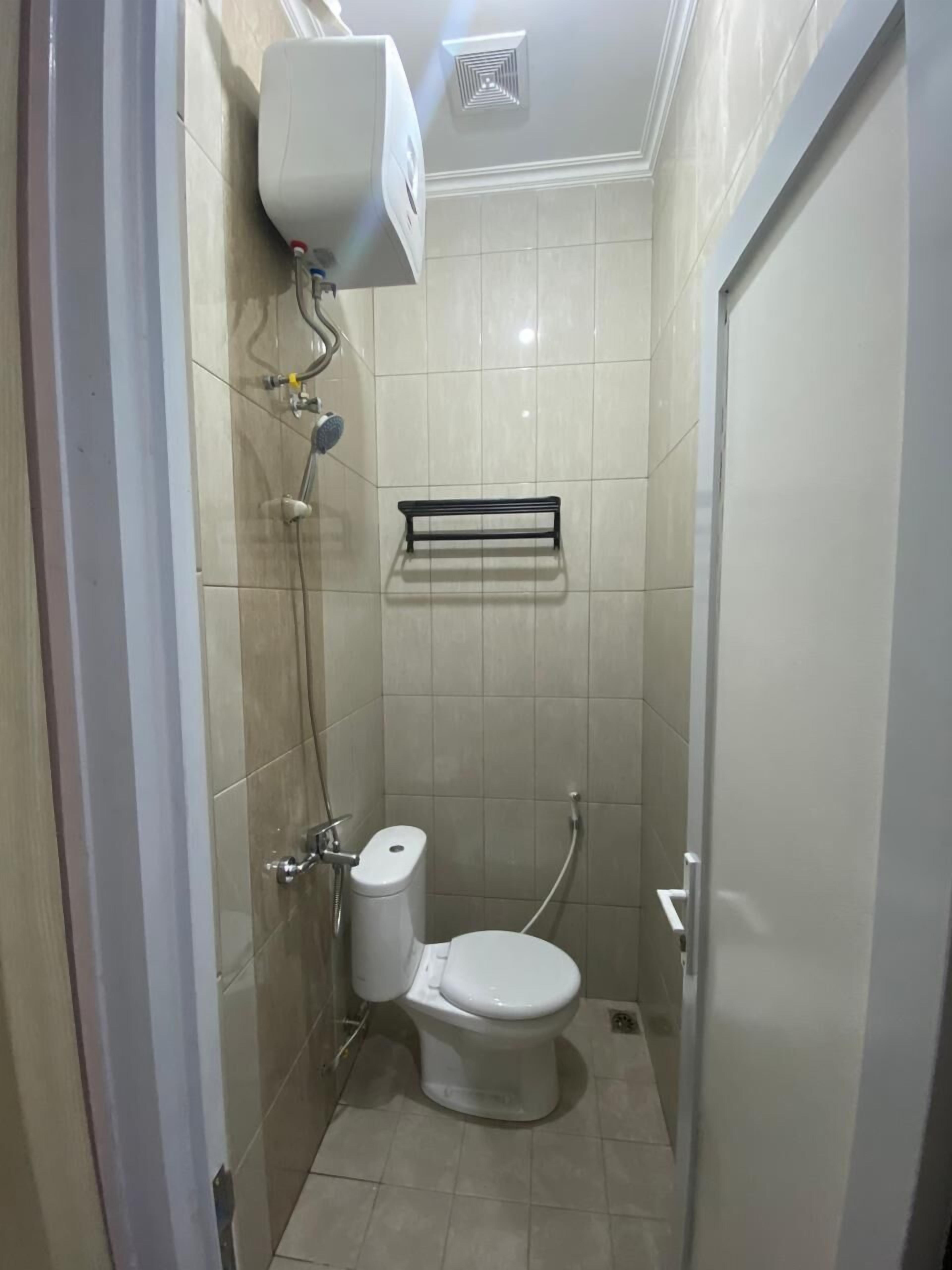 Buồng tắm vòi sen, khăn tắm, xà phòng, giấy vệ sinh 