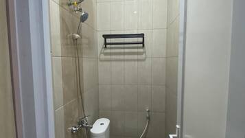 Buồng tắm vòi sen, khăn tắm, xà phòng, giấy vệ sinh