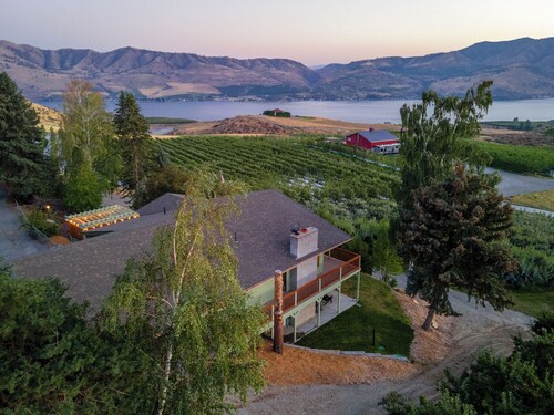 Charming Farmhouse Minutes From Downtown!