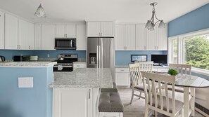 Fridge, microwave, oven, stovetop - The Cozy Oasis: Pool, Firepit, and Scenic Views (Warren)