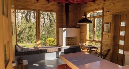 Cabaña El Turpial. Cozy wooden cabin for 2 or 3 people. Located in Suesca.