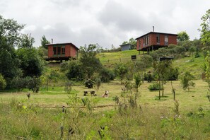 Property grounds - Cabaña El Turpial. Cozy wooden cabin for 2 or 3 people. Located in Suesca. (Suesca)