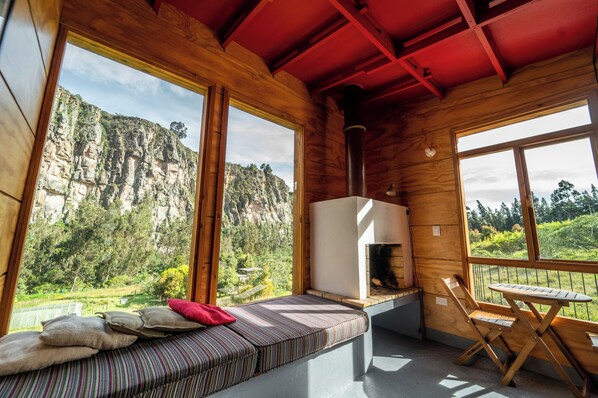 Interior - Cabaña El Turpial. Cozy wooden cabin for 2 or 3 people. Located in Suesca. (Suesca)