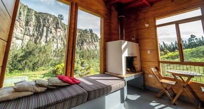 Cabaña El Turpial. Cozy wooden cabin for 2 or 3 people. Located in Suesca.