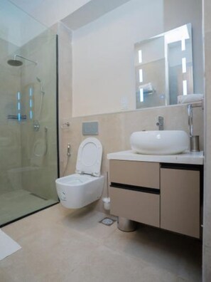 Douche, bidet, serviettes fournies, savon