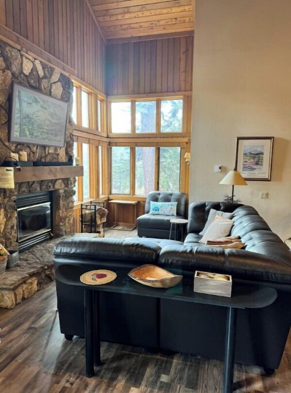 Smart TV, fireplace - Mountain Escape - Between Village & Canyon Lodge! (Mammoth Lakes)