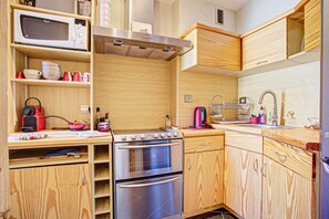 Réfrigérateur, micro-ondes, four, lave-vaisselle