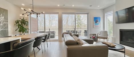 Smart-TV, Kamin, Stereoanlage