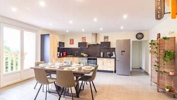 Coffee/tea maker, fridge, microwave, oven