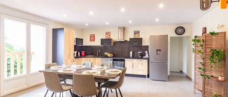 Frigorífico, microondas, horno y lavavajillas