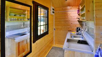 Mikrobølgeovn, kokeplater, kaffetrakter/tekoker og vannkoker