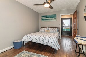 2 bedrooms, WiFi, bed sheets - Charming 2-bedroom Suite with balcony overlooking the Lake in Fairport Harbor (Fairport Harbor)