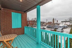 Property grounds - Charming 2-bedroom Suite with balcony overlooking the Lake in Fairport Harbor (Fairport Harbor)