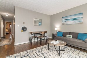 Living area - Charming 2-bedroom Suite with balcony overlooking the Lake in Fairport Harbor (Fairport Harbor)