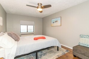 2 bedrooms, WiFi, bed sheets - Charming 2-bedroom Suite with balcony overlooking the Lake in Fairport Harbor (Fairport Harbor)
