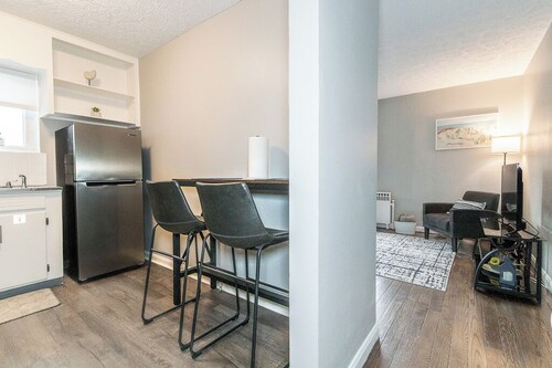 Charming 2-bedroom Suite with balcony overlooking the Lake in Fairport Harbor