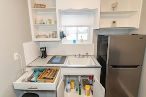 Paper towels - Charming 2-bedroom Suite with balcony overlooking the Lake in Fairport Harbor (Fairport Harbor)