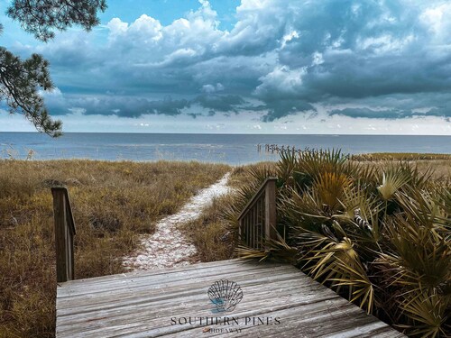 NEW LISTING!! Charming 3-bedroom house with Pool / Beach Access in St. Teresa