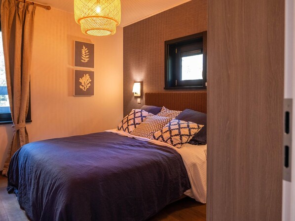 3 habitaciones, muebles diferentes y ropa de cama