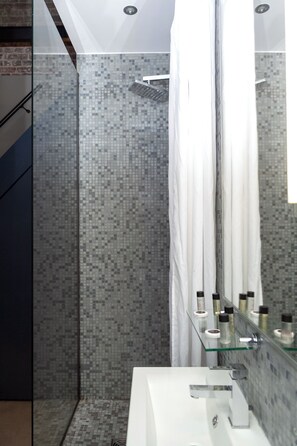 免费洗浴用品、吹风机、毛巾、肥皂