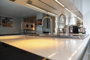 Kjøleskap, mikrobølgeovn, ovn og kokeplater