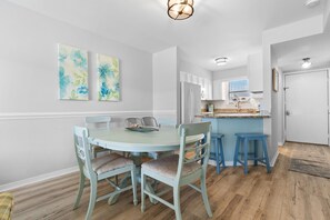 Condo, 1 Queen Bed with Sofa bed (The Landing 213) | Dining