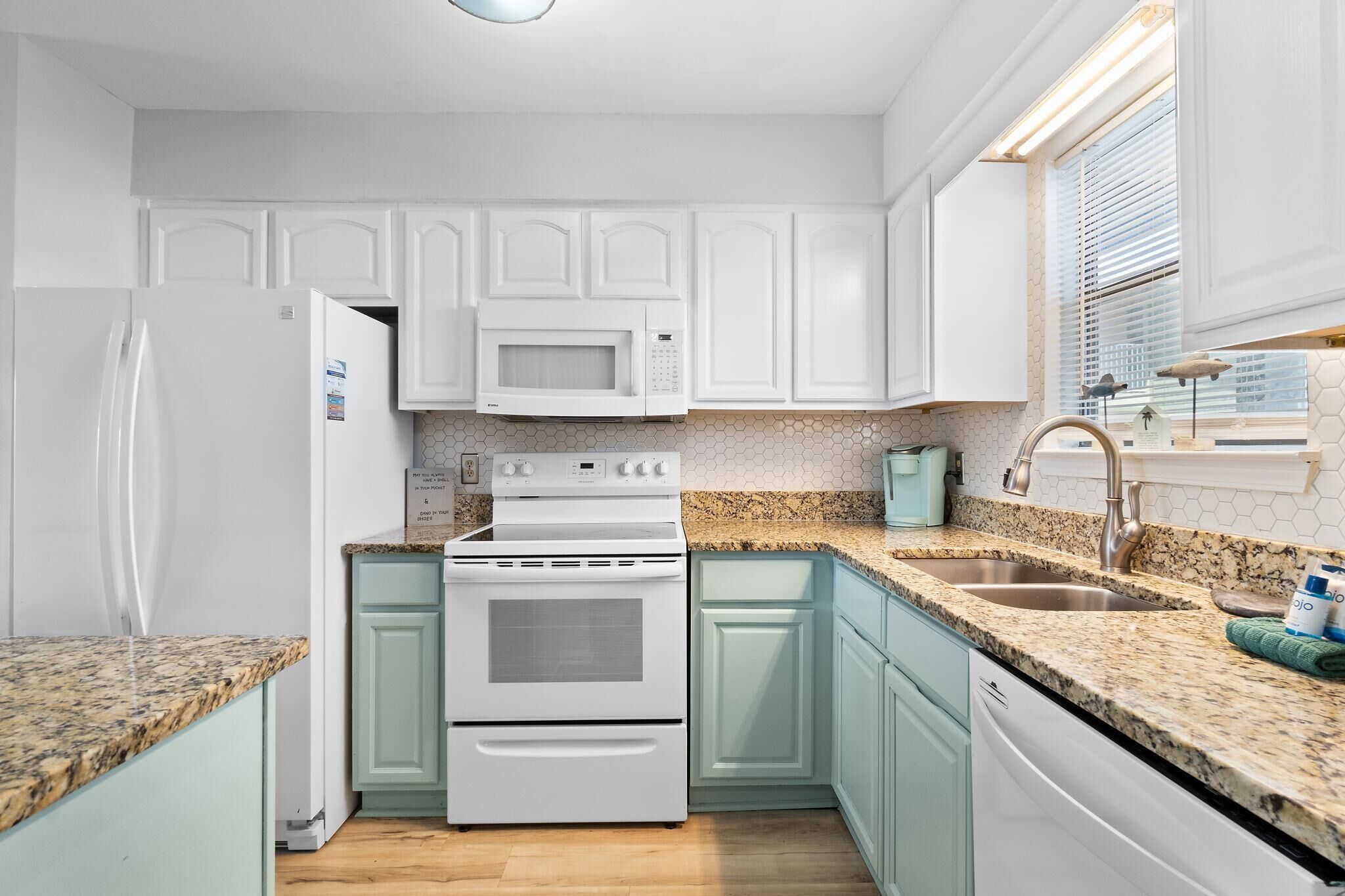 Condo, 1 Queen Bed with Sofa bed (The Landing 213) | Private kitchen | Oven