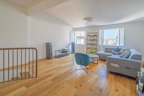 Comfort-Apartment, Stadtblick | Wohnbereich | Fernseher
