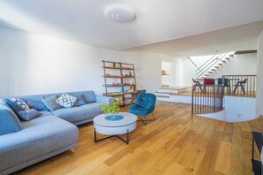 Comfort Apartment, City View | Living area