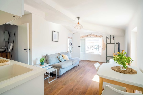 Junior Apartment, City View | Living area