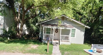 Charming 3-bedroom House with AC and WiFi in lovely Jacksonville