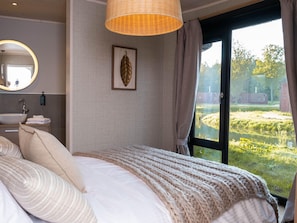 Cottage | 2 phòng ngủ, trang bị nội thất với thiết kế riêng biệt, bộ trải giường