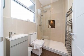 Sèche-cheveux, serviettes fournies, savon, shampoing