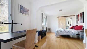 2 bedrooms, desk, iron/ironing board, WiFi