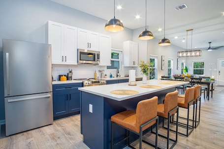 House. Experience Convenience w 4BR 3BA Near Alamodome