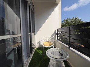 Business Apartment | Living area | TV