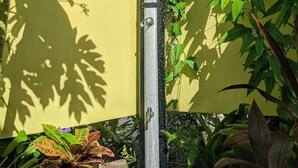 Pancuran mandi, tuala disediakan, sabun, syampu 