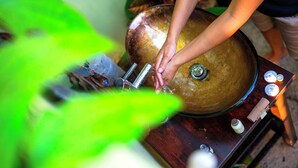 Pancuran mandi, tuala disediakan, sabun, syampu 