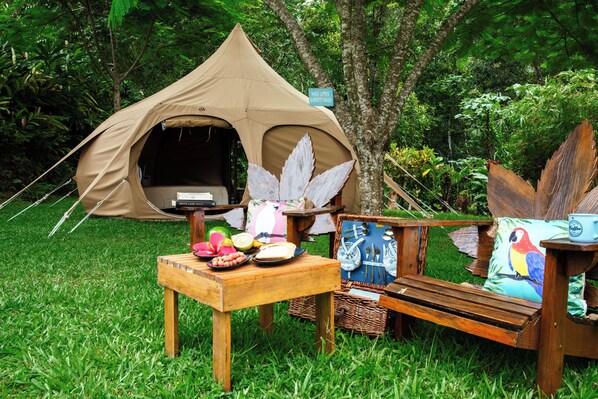 Deluxe-telttamajoitus, 1 parisänky, jokinäköala | Ilmainen Wi-Fi