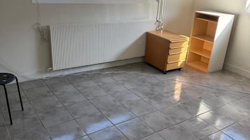 Dormitório compartilhado, 1 quarto, para fumantes, vista para a cidade | Parte interna