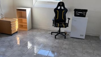 Dormitório compartilhado, 1 quarto, para fumantes, vista para a cidade | Sala de fitness