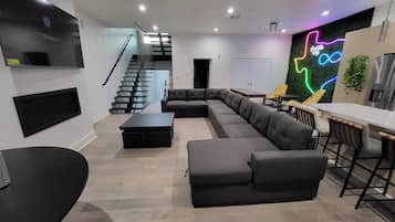 Smart TV y chimenea