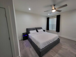 3 bedrooms, desk, free WiFi, bed sheets - Social House w/ Rooftop Deck, King Bed & 2-car garage parking! (Dallas)