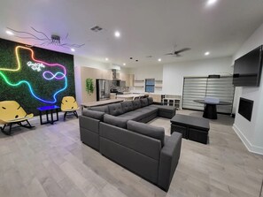 Smart TV, fireplace - Social House w/ Rooftop Deck, King Bed & 2-car garage parking! (Dallas)