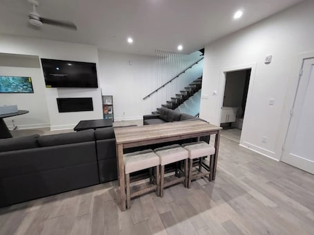 Interior. Social House w/ Rooftop Deck, King Bed & 2-car garage parking!