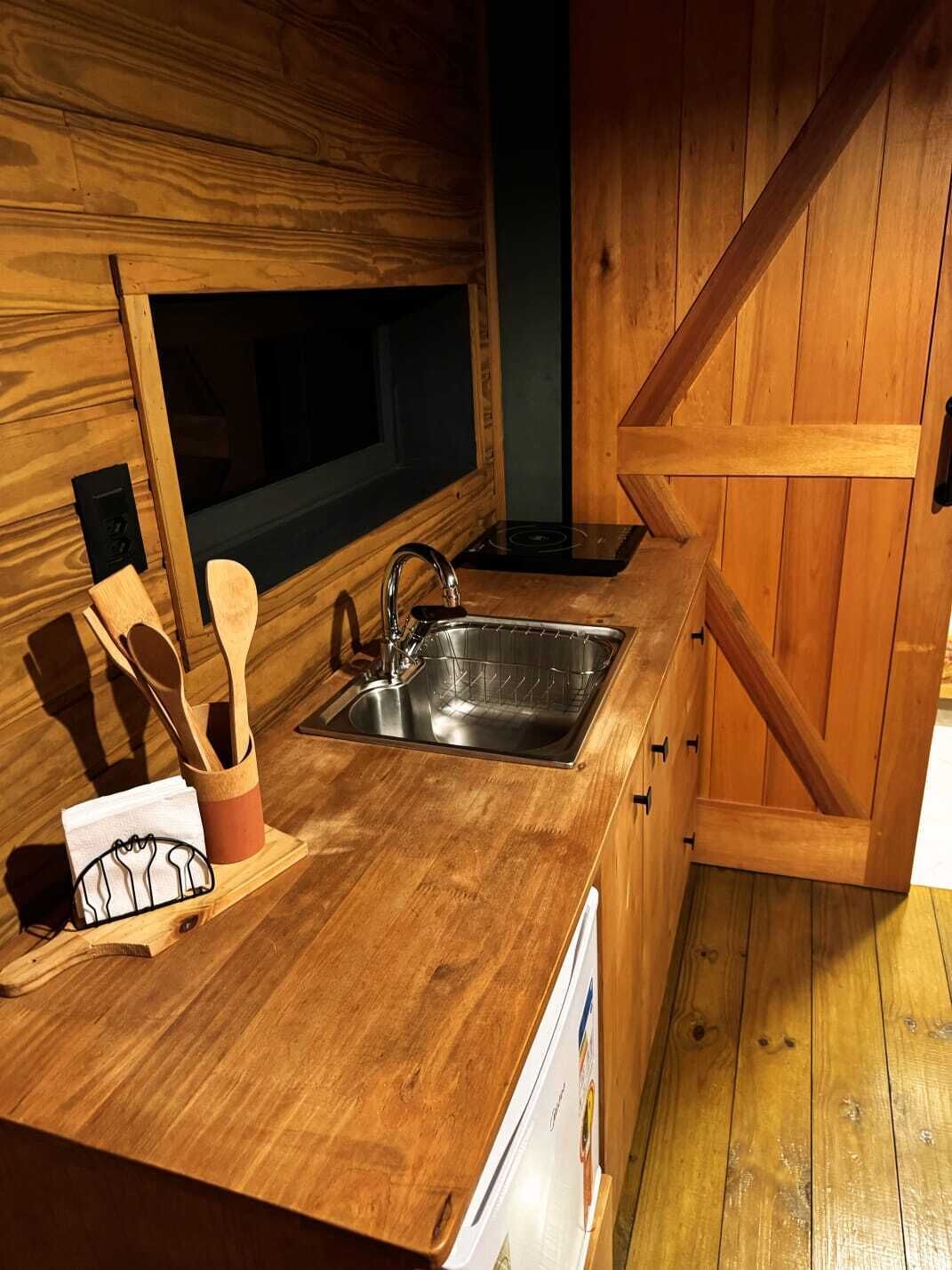 雪櫃、爐具、電熱水壺、廚房用具/餐具/器皿