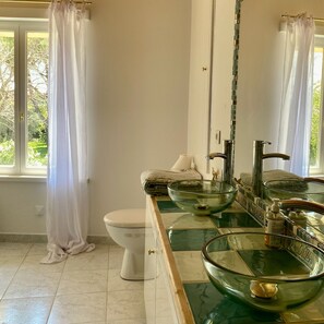 Haartrockner, Seife, Toilettenpapier